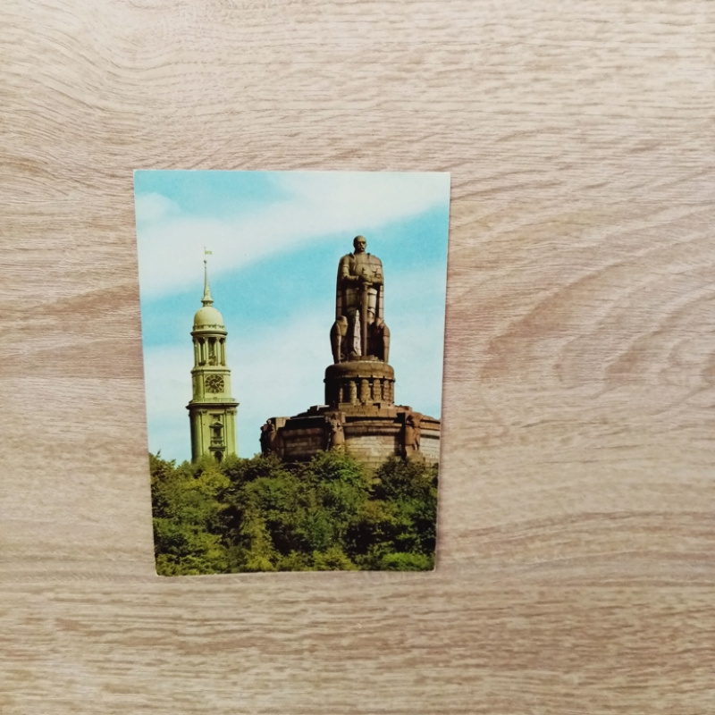 Ansichtskarte- Hamburg-Bismarkdenkmal und St. Michaelskirche.